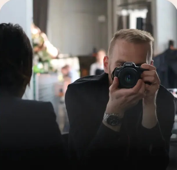 Fotograf med kamera optager madfotografi
