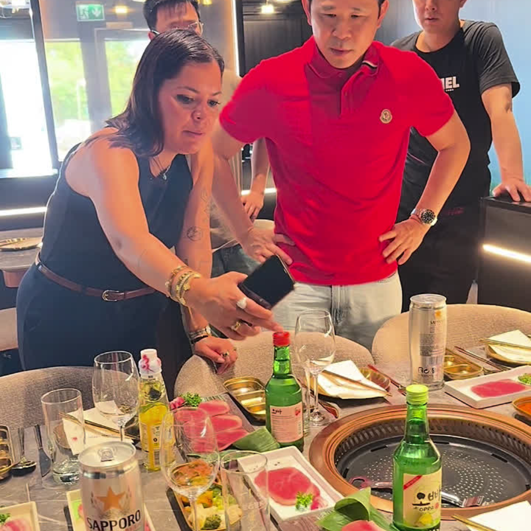 YouSushi gæster ved bordet med mad og drikke