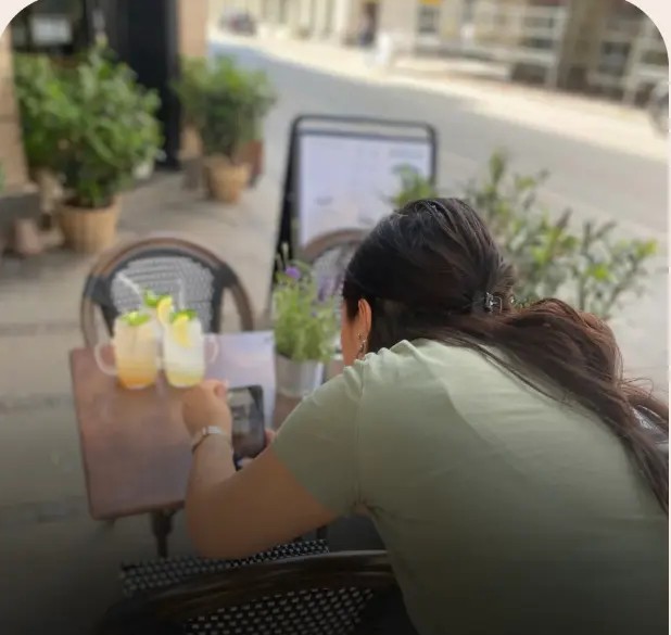 Contentproduktion af drinks ved et cafébord